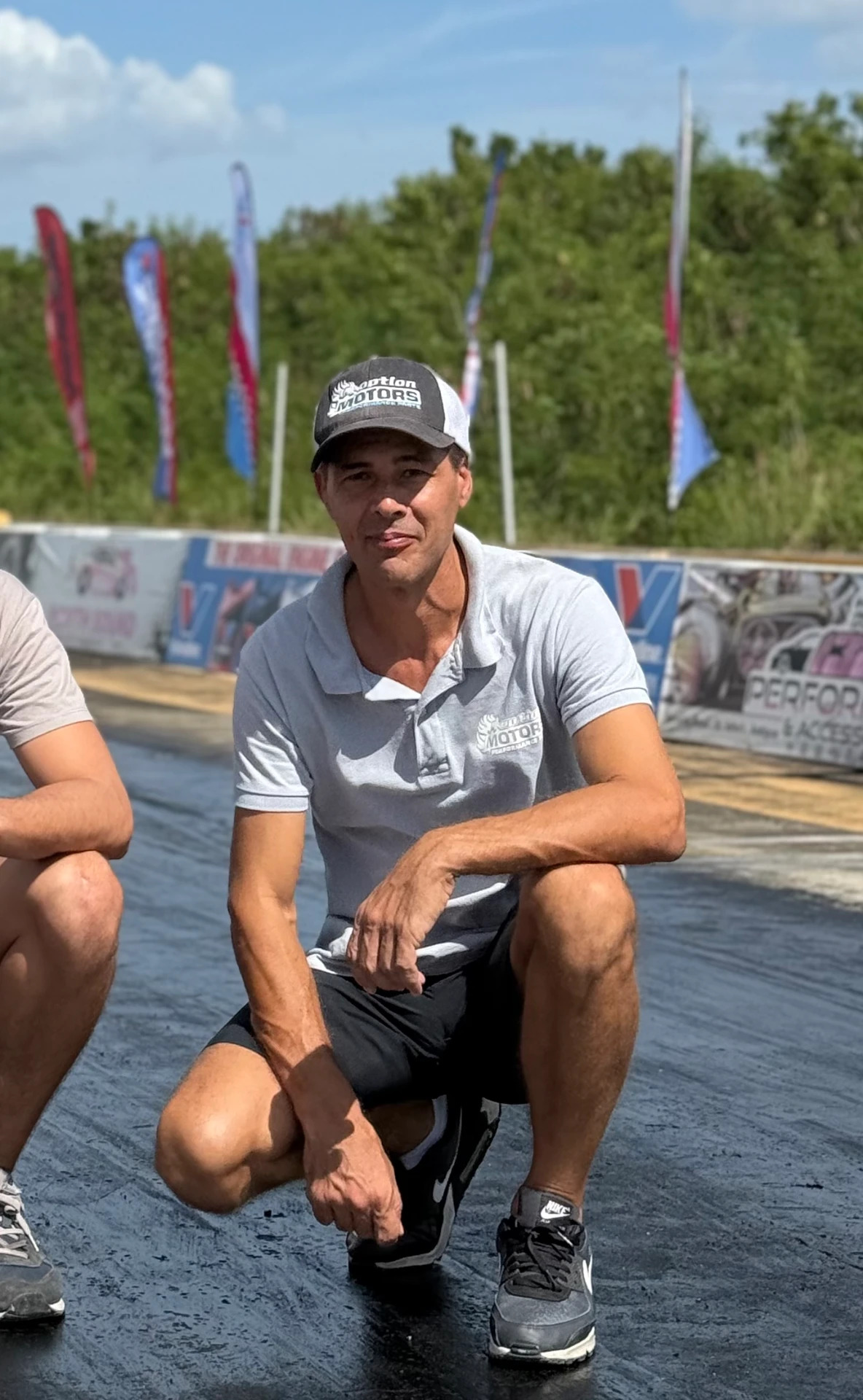 Daniel Sanchez, propriétaire d'Option Motors, au bord de la piste